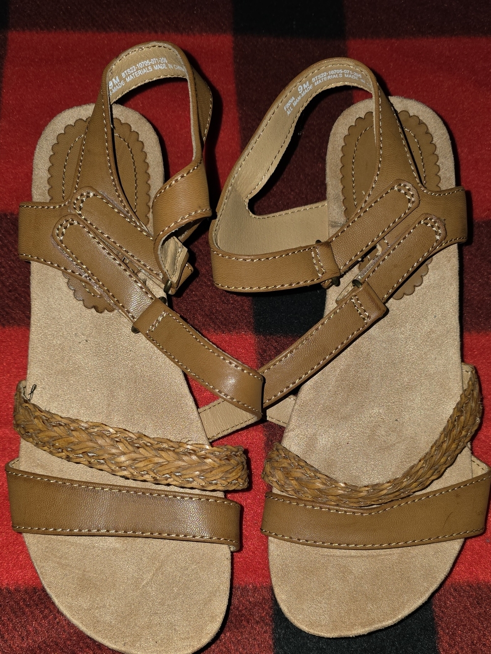 Baretraps Finna Tan Wedge Sandals Women’s Size 9M NWOB